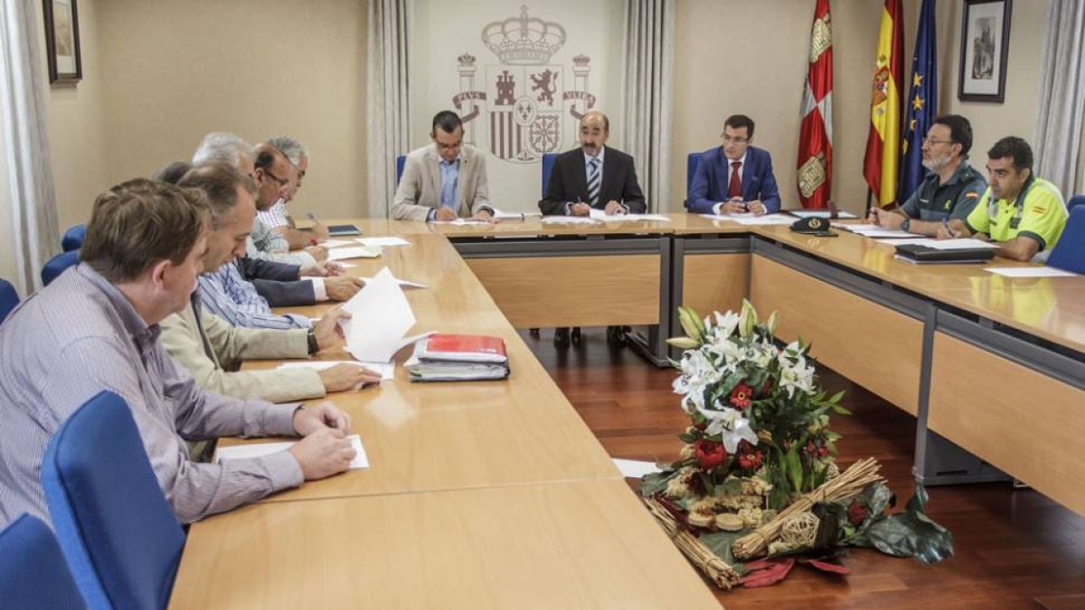El Subdelegado de Gobierno presidió la Comisión de Tráfico de la operación especial de retorno de vacaciones.-SANTI OTERO