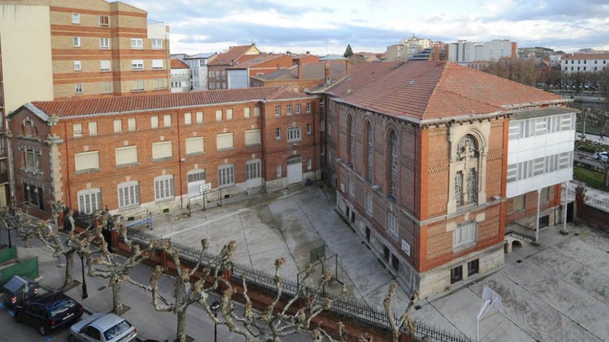 El edificio que deja de tener protección estructural es el que da a la calle Aparicio y Ruiz, a la izquierda de la foto.-ISRAEL L. MURILLO