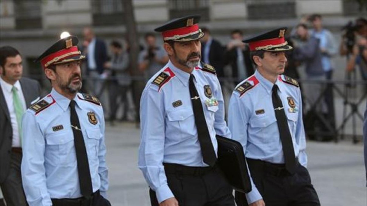 El mayor Josep Lluís Trapero, en el centro, llegando a la Audiencia Nacional.-DAVID CASTRO