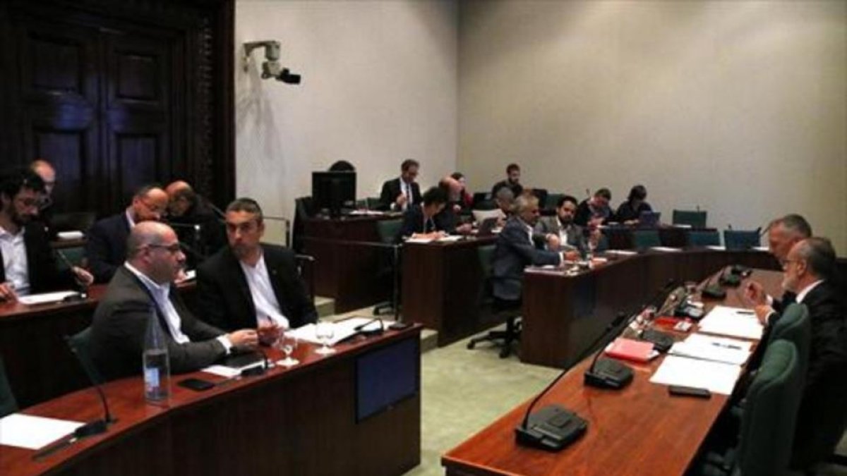 La comisión de investigación sobre el 'caso Vidal' en el Parlament.-NÚRIA JULIÀ