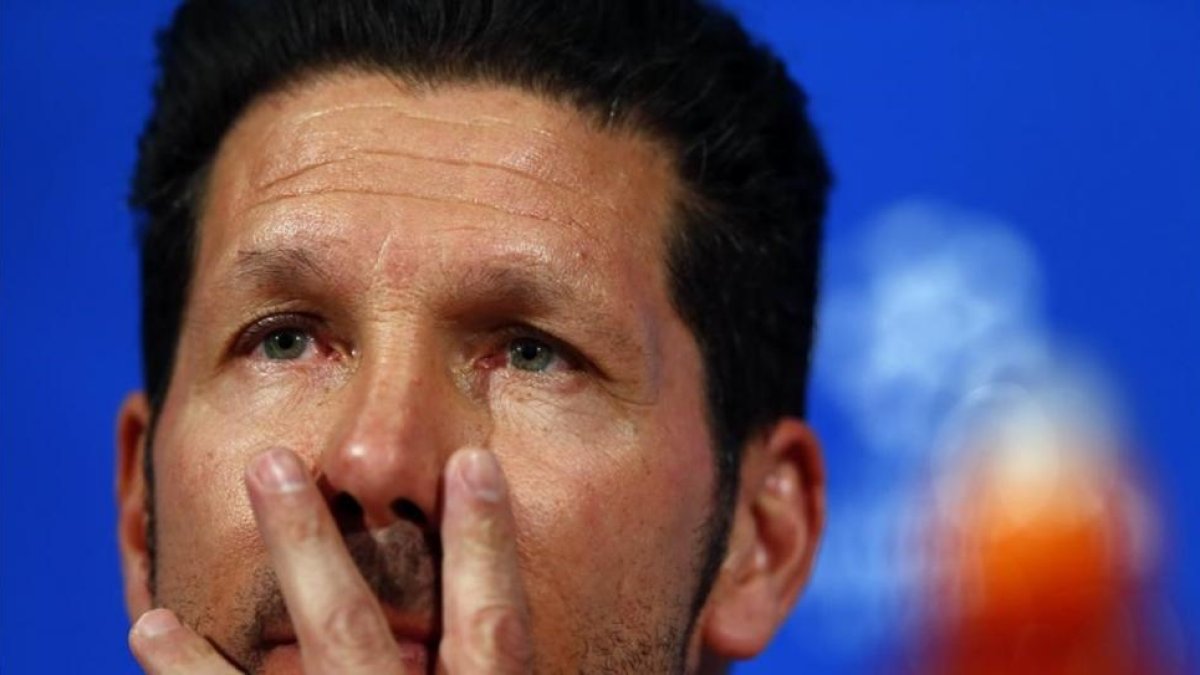 Simeone, en la sala de prensa del Allianz Arena de Múnich.-AP / MATTHIAS SCHARADER