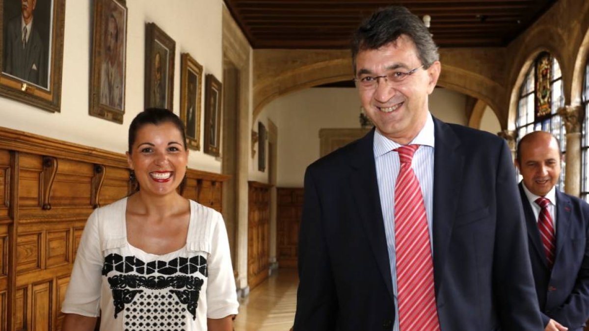 El presidente de la Diputación de León, Juan Martínez Majo, se reúne con la presidenta de ATA, Soraya Mayo-Ical