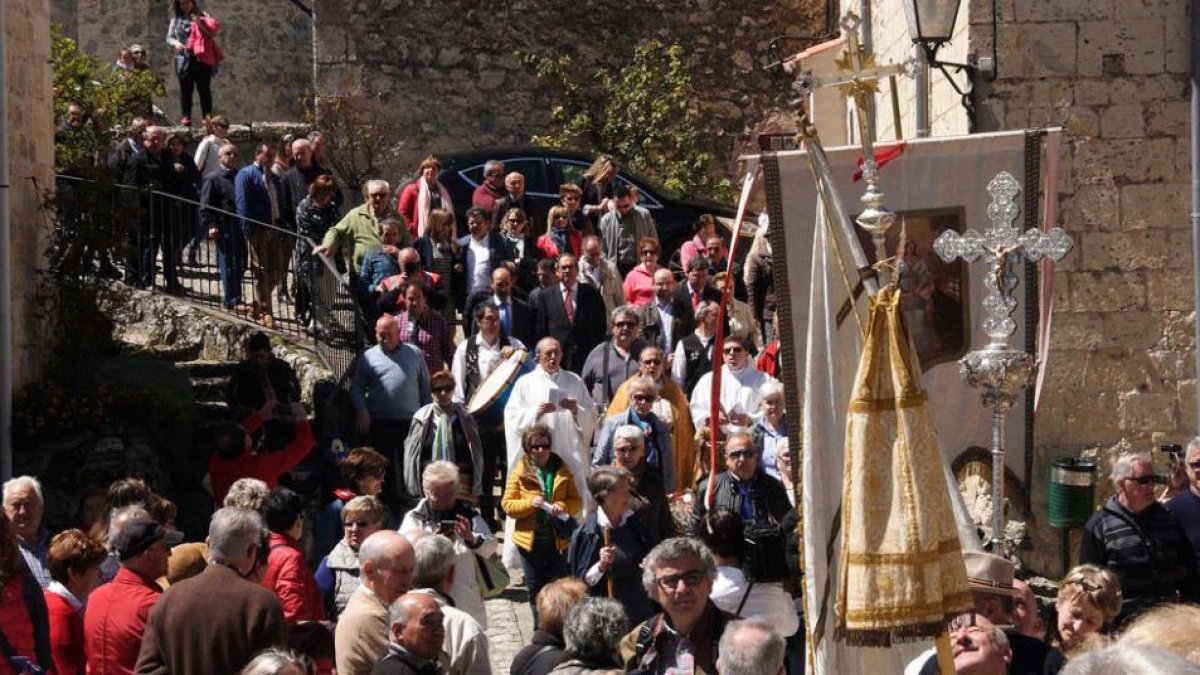 Las autoridades presidieron la procesión por el entorno del templo.-G. G.