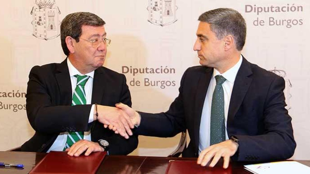 César Rico y Rafael Barbero se estrechan la mano tras la firma del acuerdo.-ECB