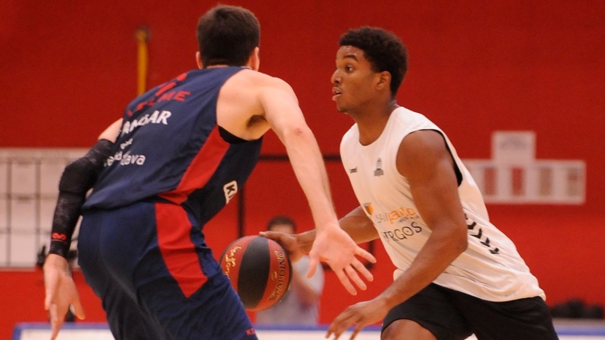 Kareem Queeley, durante un amistoso con el Hereda San Pablo Burgos. MARÍA GONZÁLEZ