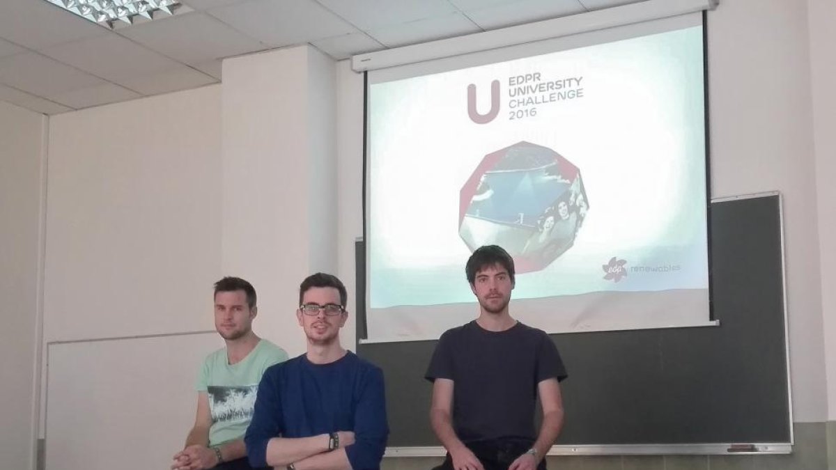 David Pina, Cristian Ruiz y Manuel Ribá, estudiantes del Máster en Ingenieria Minera y de Recursos Energéticos, en las instalaciones de la Universidad de León.-EL MUNDO
