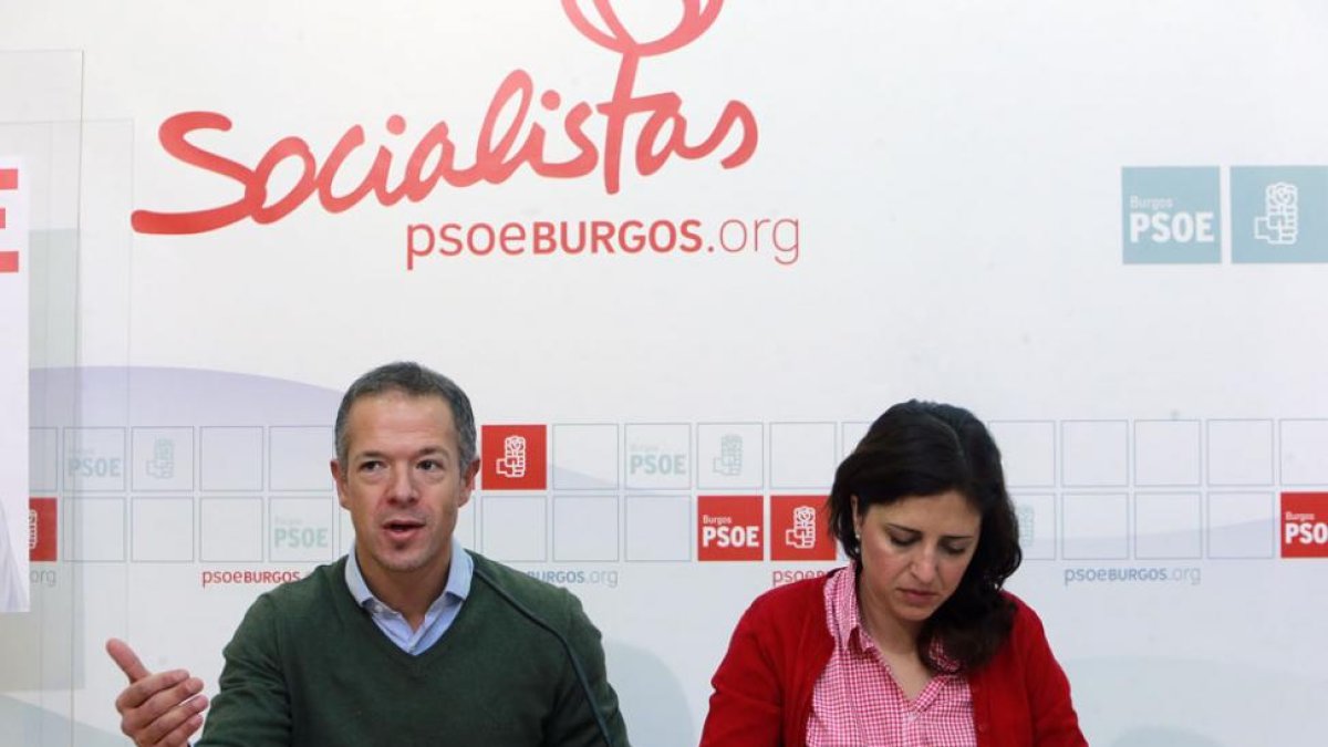 El candidato al Senado, Ander Gil, y la candidata al Congreso, Esther Peña, durante su intervención.-RAÚL G. OCHOA