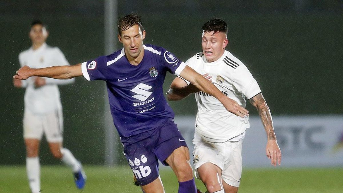 Aritz Borda disputa el balón junto a un jugador del Real Madrid Castilla.-ANTONIO VILLALBA