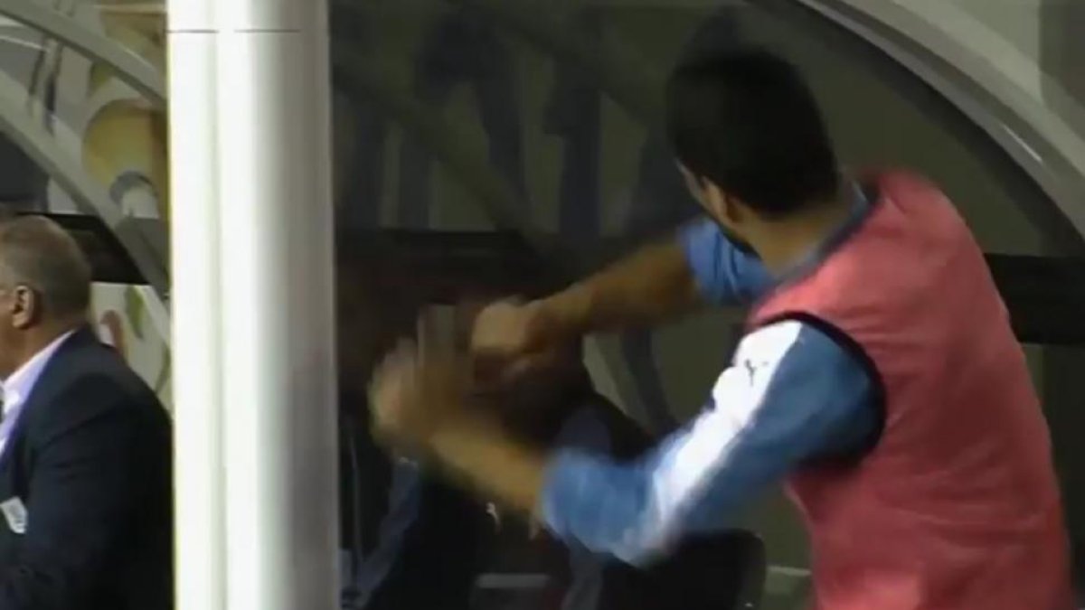 Enfado de Luis Suárez en el partido que enfrentó a Venezuela y Uruguay.-