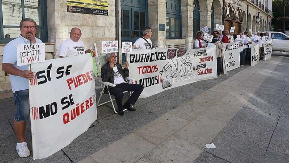 Concentración de la Asociación de Vecinos de La Hidesilla a las puertas de la Diputación de Burgos. RAÚL G. OCHOA