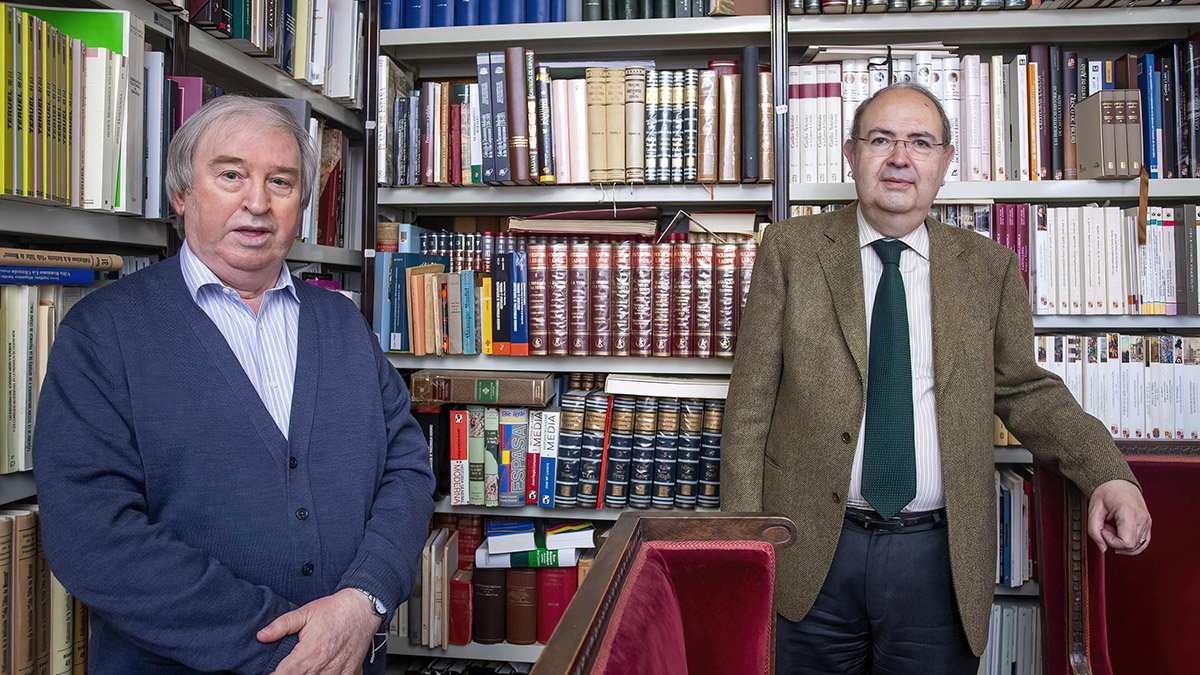 Isaac Rilova (izquierda) y Jósé Manuel López Gómez, secretario y director de la Institución Fernán González respectivamente. SANTI OTERO