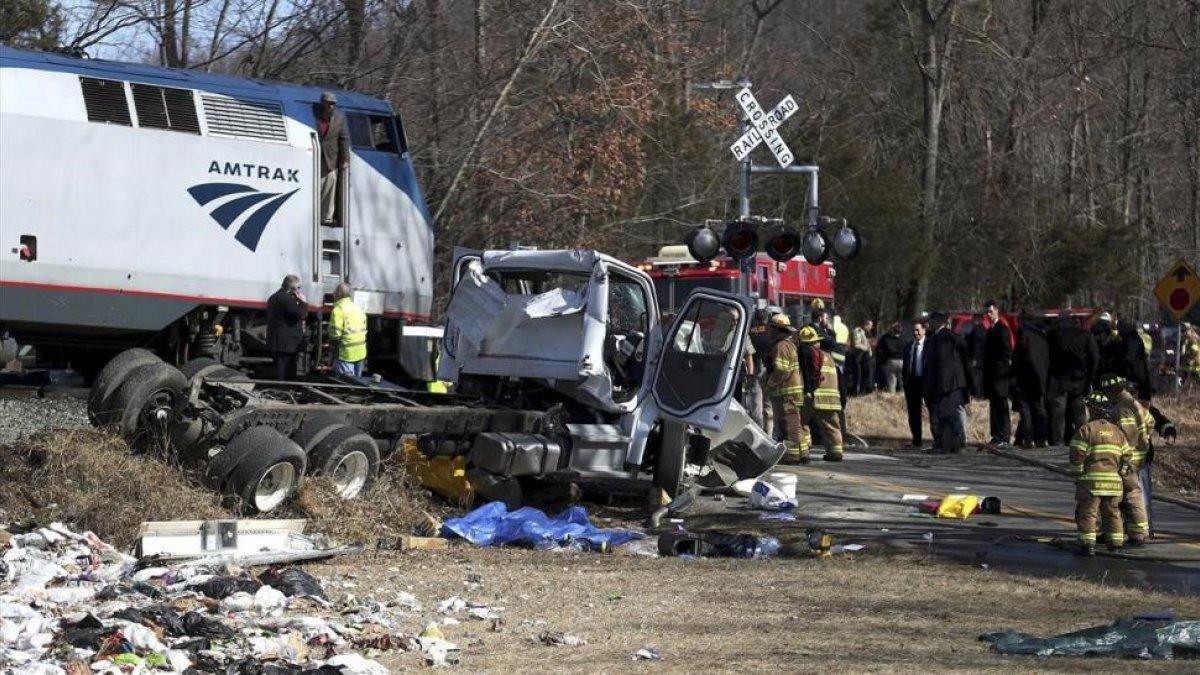 Personal de emergencias trabaja en la escena del accidente, en Crozet (Virginia Occidental, EEUU), el 31 de enero.-AP / ZACK WAJSGRASU