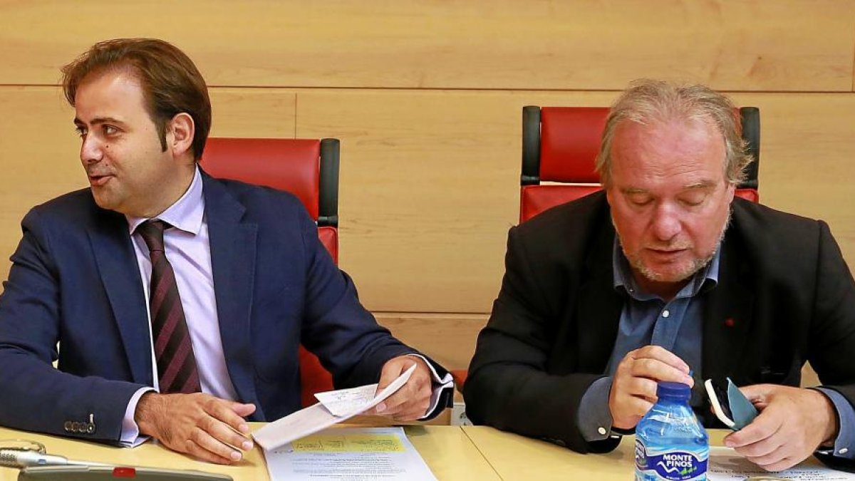 Tino Rodríguez y José Francisco Martín, en una imagen de archivo durante su participación en una comisión en las Cortes autonómicas.-ICAL