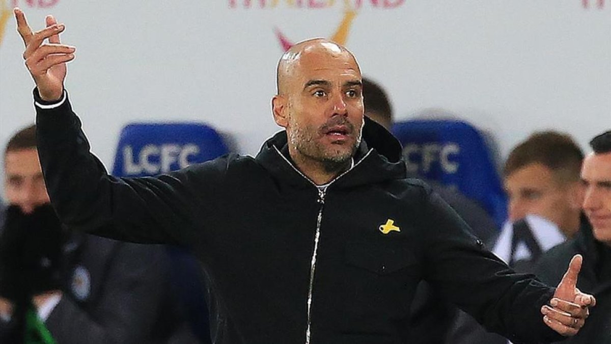 Pep Guardiola gesticula durante el partido del City contra el Leicester.-AFP / LINDSEY PARNABY