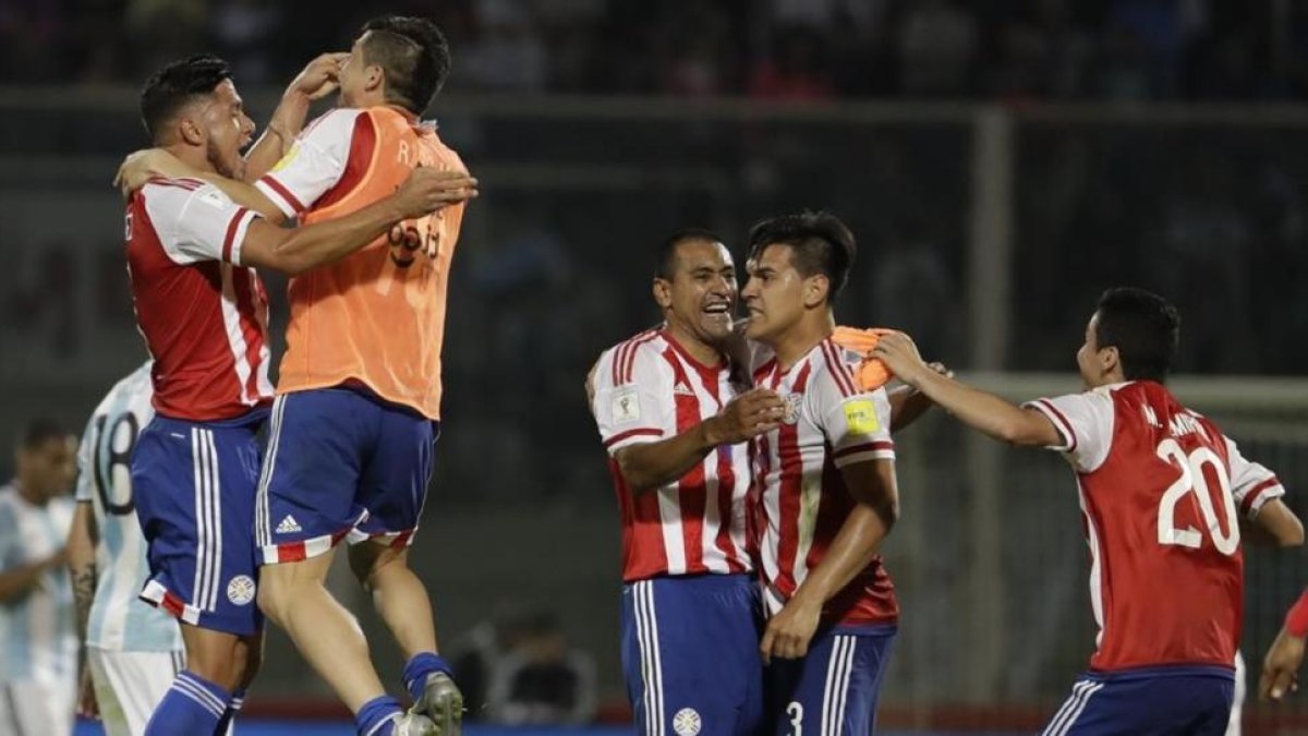 Los jugadores de Paraguay celebran el triunfo sobre Argentina.-NATACHA PISARENKO