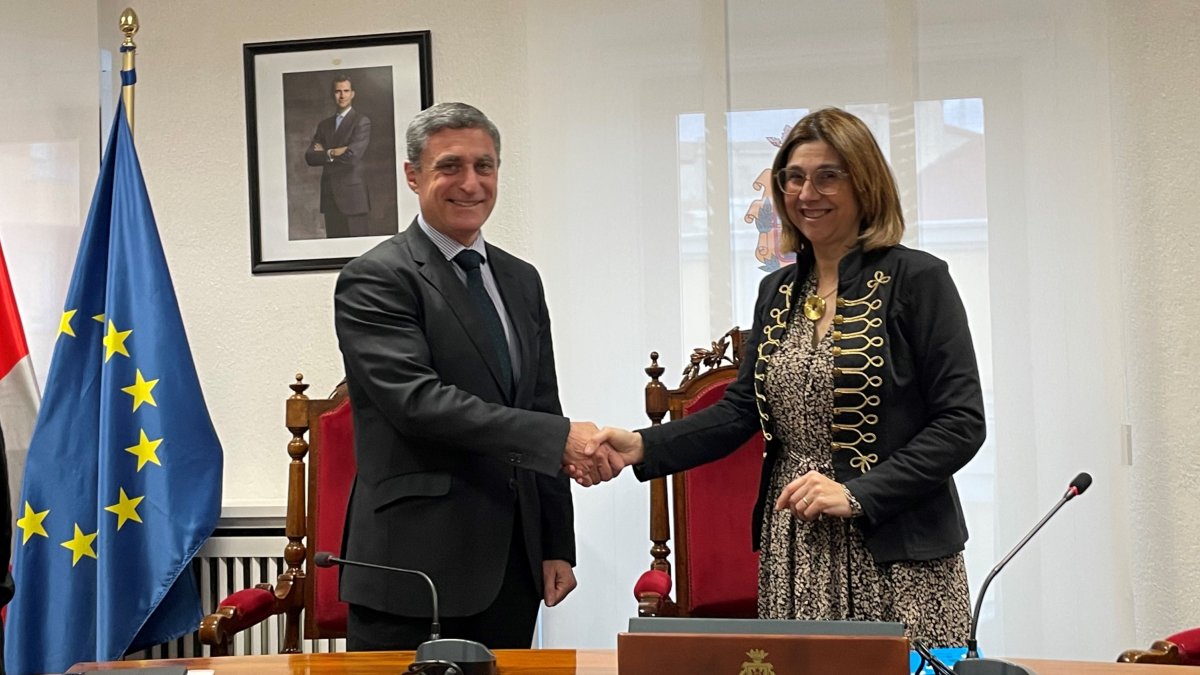 El director general de la Fundación Caja de Burgos, Rafael Babero, y la alcaldesa de Aranda de Duero, Raquel González, en el momento de la firma