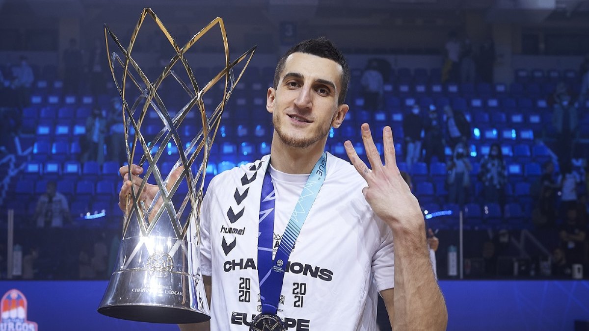 Kravic posa con el trofeo de la BCL ganado por el San Pablo el pasado mes de mayo en Nizhny Novgorod. B. B. HOJAS / SPB