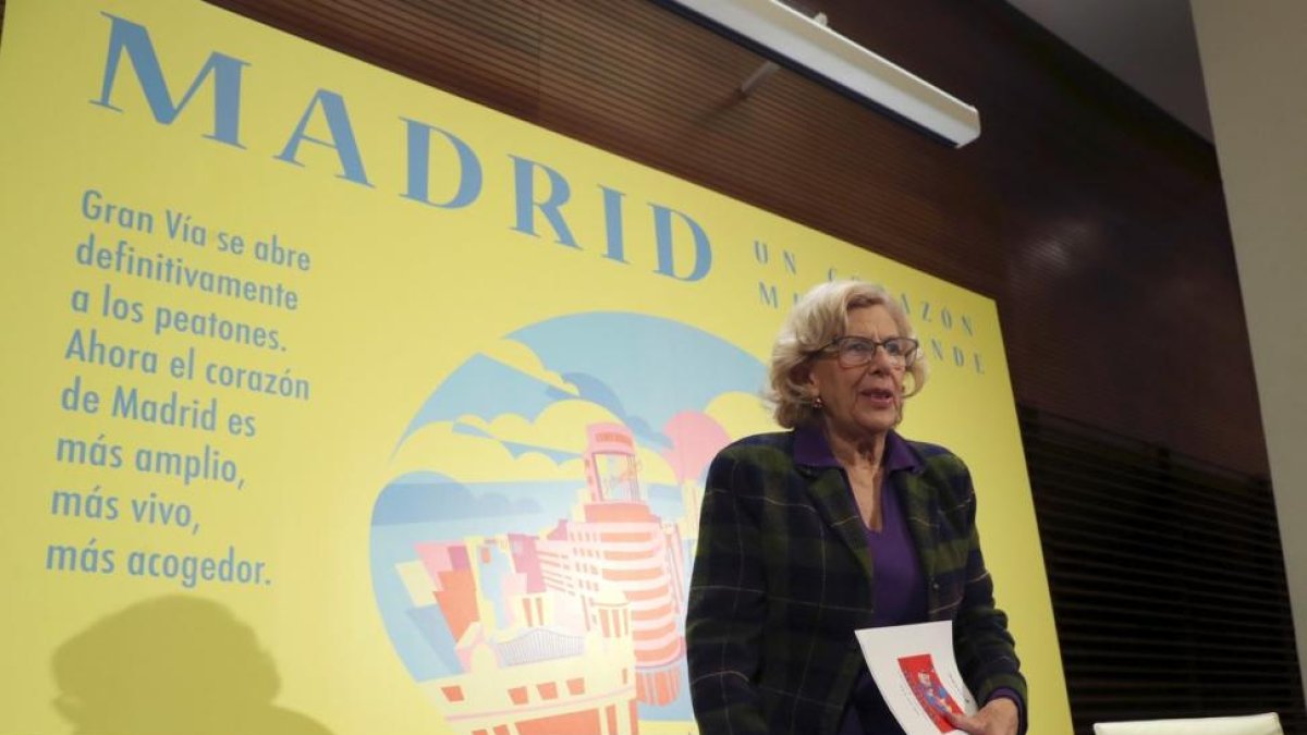 La alcaldesa de Madrid Manuela Carmena presenta el dispositivo especial de movilidad en la Gran Vía para las fiestas de Navidad.-BALLESTEROS (EFE)