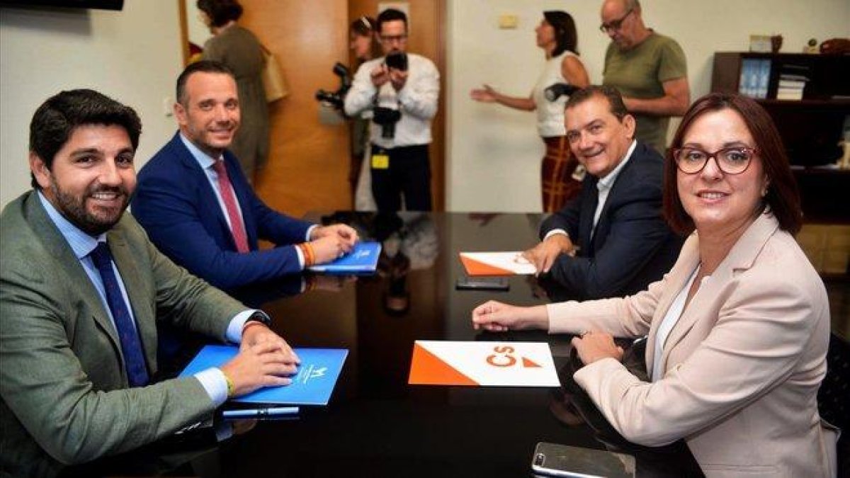 Un momento de las negociaciones entre el Partido Popular y Ciudanos en Murcia, en julio de 2019. En primer plano, Fernando López Miras, del PP y actual presidente, e Isabel Franco, de Ciudadanos, actual número dos del Gobierno autonómico murciano.-EFE