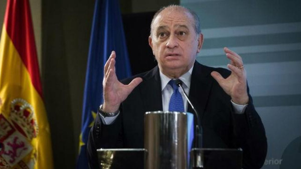 El ministro del Interior en funciones, Jorge Fernández Díaz, durante la rueda de prensa que ha ofrecido este jueves en la sede de su departamento.-EFE / LUCA PIERGIOVANNI