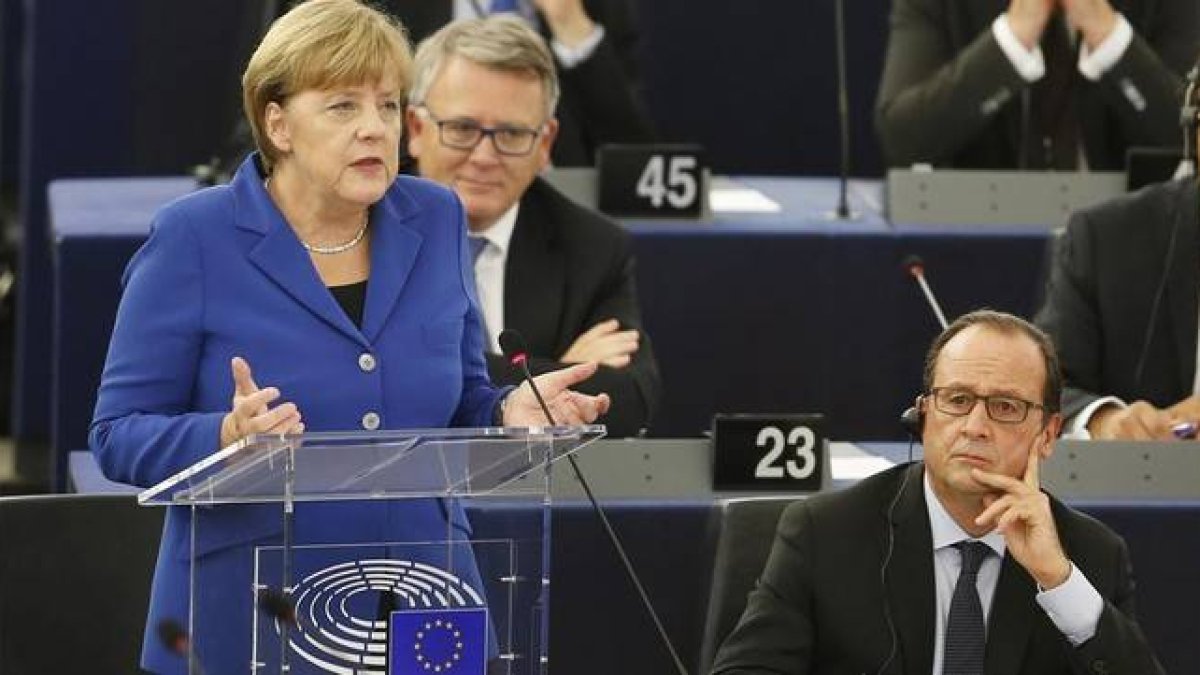 Merkel interviene ante el pleno del Parlamento Europeo, junto a Hollande, este miércoles.-AP / MICHAEL PROBST
