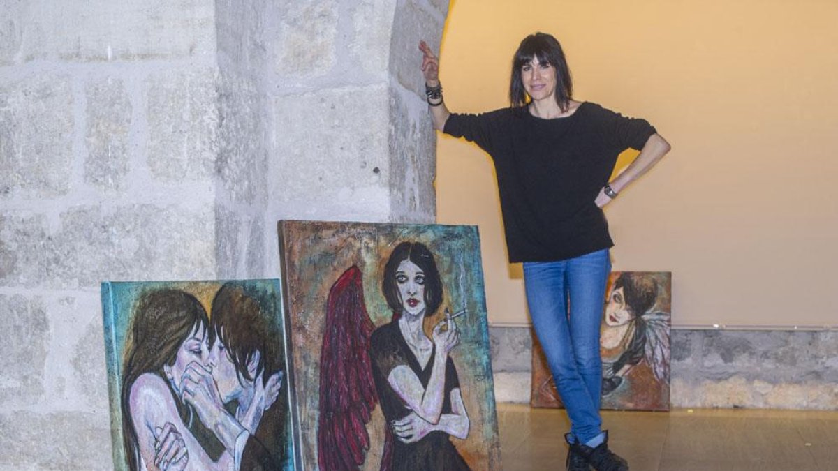 Marta Tapia junto a algunas de sus obras, antes del montaje de la exposición.-ISRAEL L. MURILLO