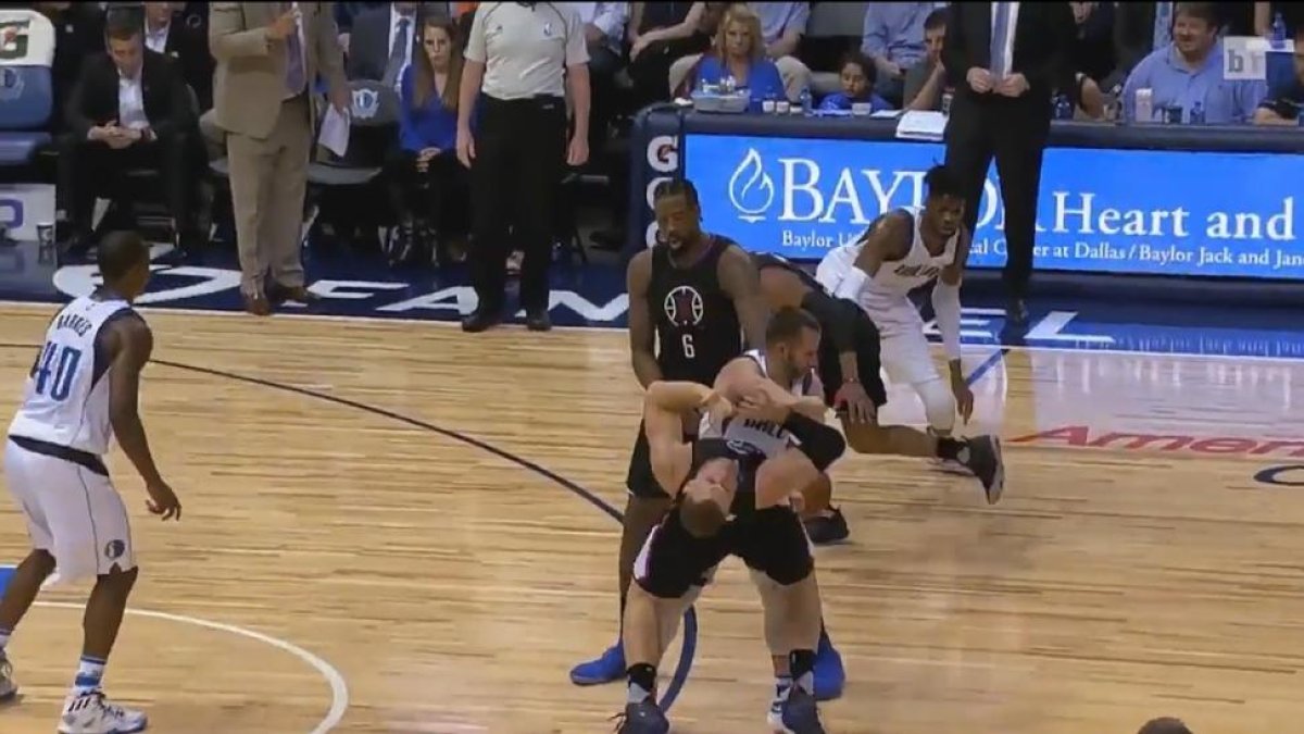 J.J. Barea propina un puñetazo a Blake Griffin.-