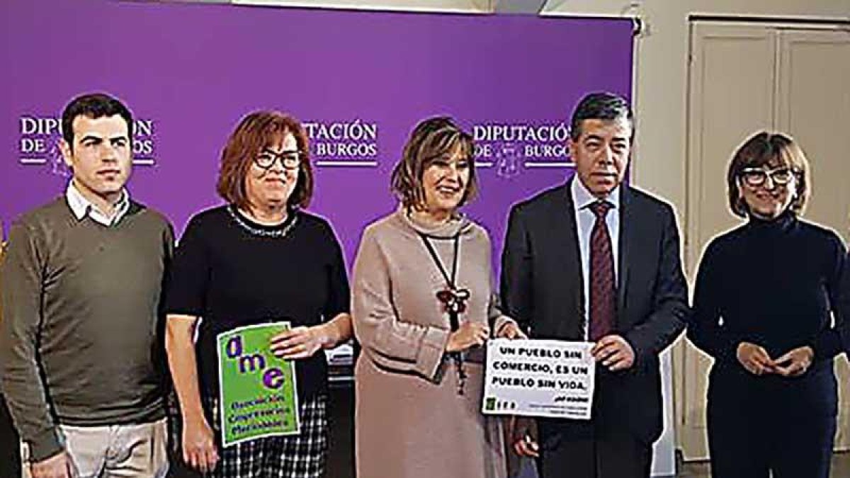 (De izq. a dcha), Adrián Serna, Paloma García, Montse Aparicio, Isaac Angulo y Conchi Núñez, tras la presentación.-ECB