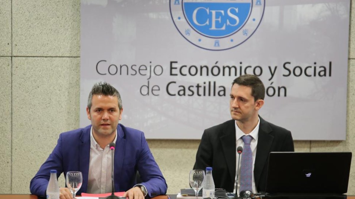 Jornada 'Industria 4.0. Una oportunidad, una obligación' en la que participa el secretario de Política Sindical, Industria y Empleo de UGT en Castilla y León, José Raúl Santa Eufemia (I)-ICAL
