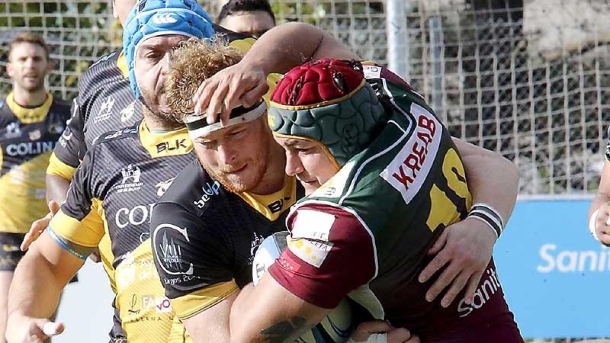 Snyman pugna con un rival.-ECB