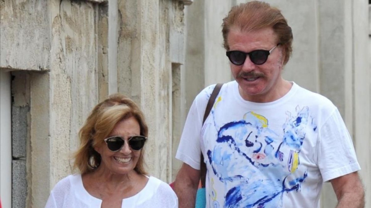 La periodista Maria Teresa Campos y el humorista Edmundo Arrocet, en Marbella, en una foto de archivo.-