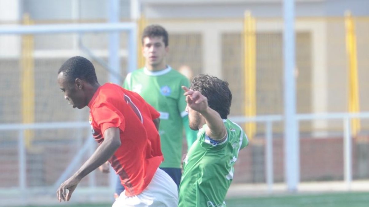 Manuel Maquina intenta escaparse de un rival.-ISRAEL L. MURILLO