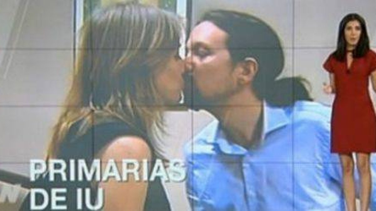 El informativo de Telemadrid ilustró el domingo las primarias de IU con una imagen de Tania Sánchez besando a Pablo Iglesias.-Foto: TELEMADRID