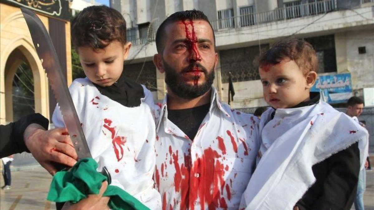 Musulmanes iraquís chiís toman parte en la ceremonia de flagelación de las celebraciones de la Ashura, en Kerbala, este miércoles.-AFP / MOHAMMED SAWAF