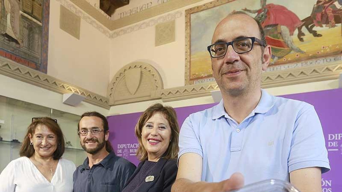 (De iz. a dch.) Compadre, García, Aparicio y Velasco en la presentación.-R. O.