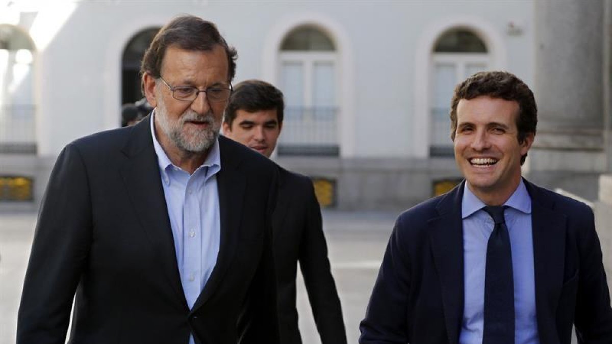 El presidente del Congreso en funciones, Mariano Rajoy, junto al vicesecretario de Comunicación del PP, Pablo Casado, ayer.-EFE/MARISCAL