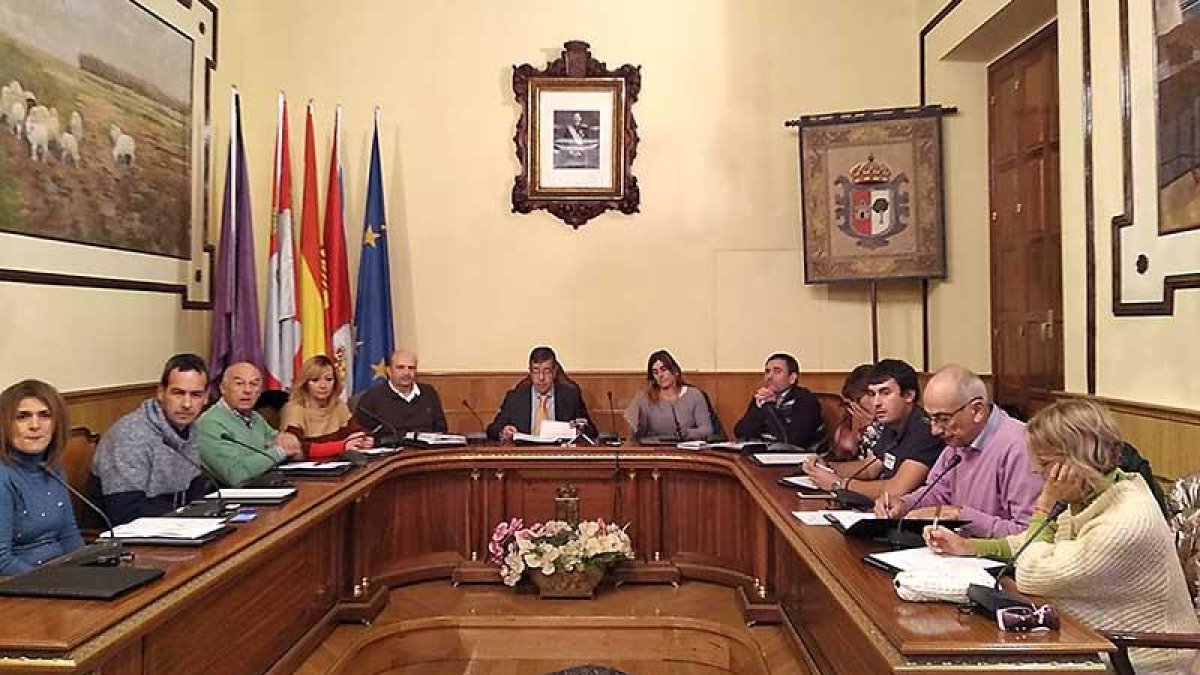 En el Pleno celebrado este martes, Arce y Arteta (ambos a la izquierda) votaron ya como concejales del grupo mixto.-ECB