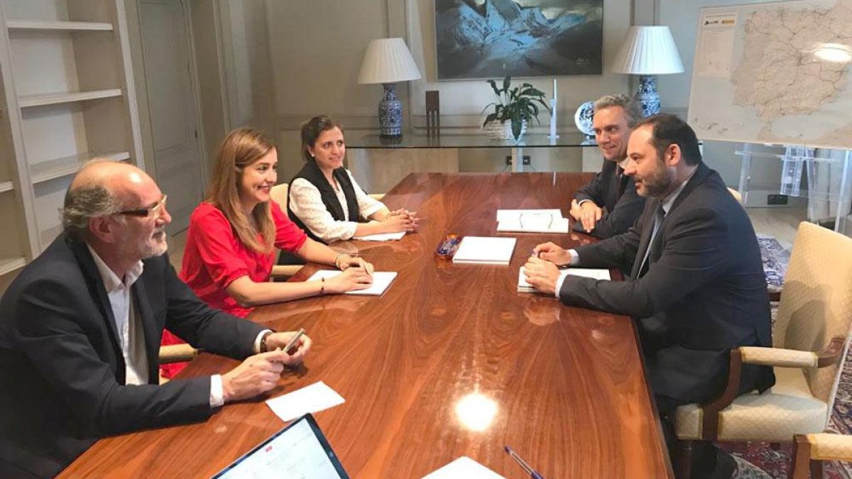 Miguel Ángel Adrián, Aitana Hernando y Esther Peña (izquierda), ayer, con el ministro de Fomento.-ECB