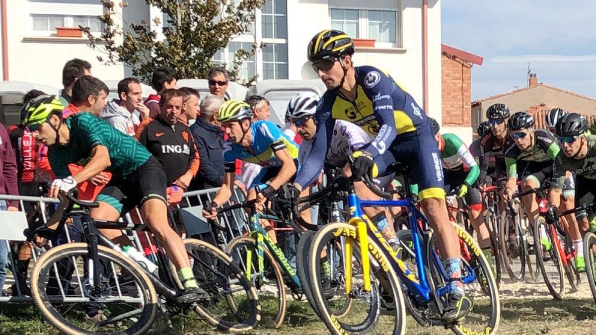 Martín Mata (a la derecha) en un momento de la salida de la carrera elite masculina.-ECB