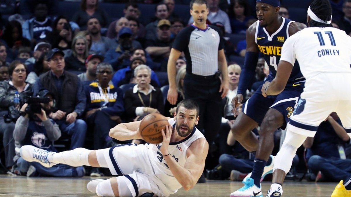 Marc Gasol captura un balón desde el suelo.-EFE