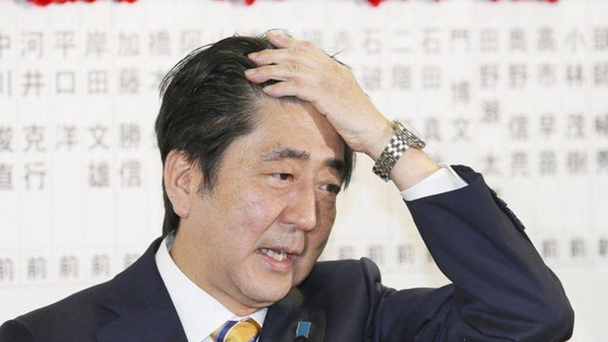 El primer ministro japonés, Shinzo Abe, hace un gesto de alivio tras conocer los sondeos que apuntan a su victoria en los comicios de este domingo.-Foto: EFE / KIMIMASA MAYAMA