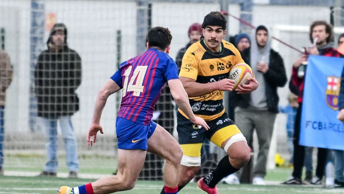 Una de las acciones ofensivas de los gualdinegros en Barcelona. ÁREA 11: FELIPE MONDINO