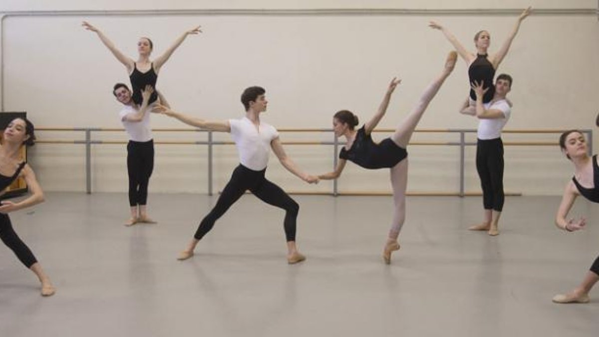 Ana Torrequebrada (primera por la izquierda) junto a otros compañeros de la Escuela de Danza.-RAÚL OCHOA