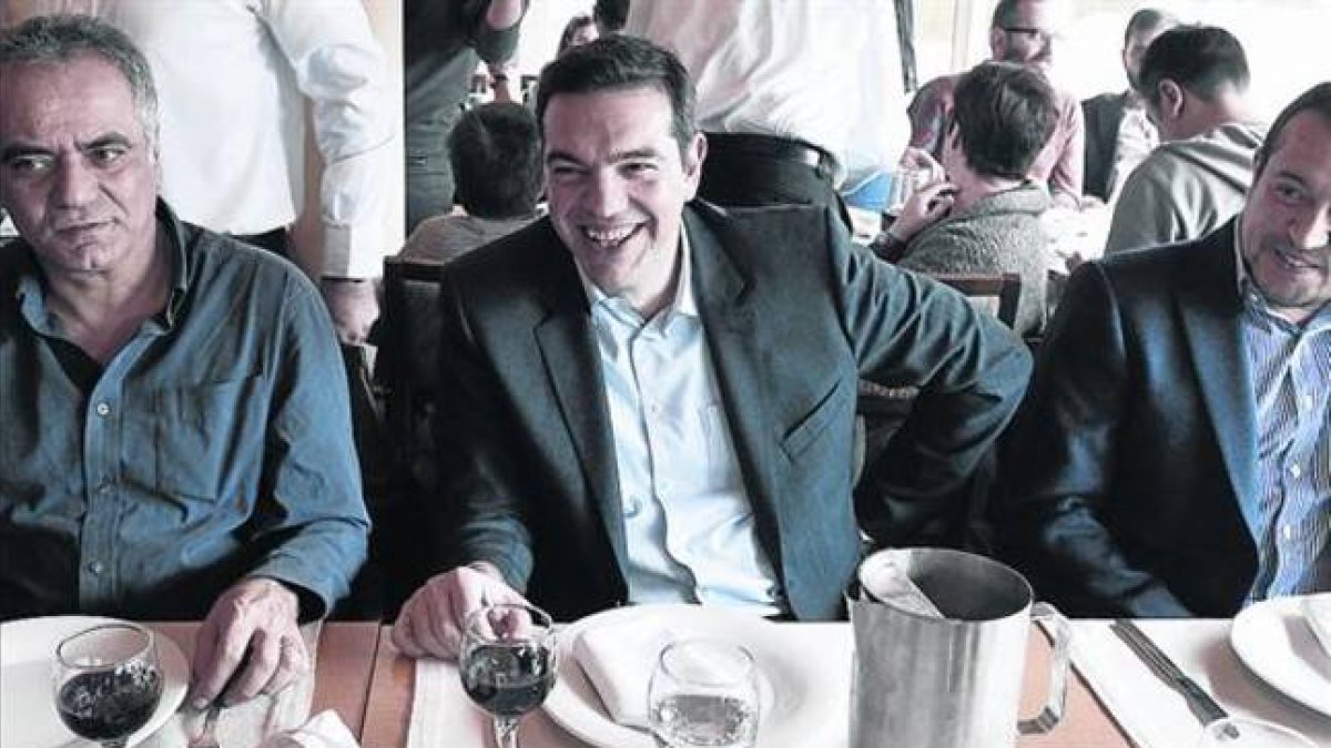 Alexis Tsipras, líder de la izquierda radical Syriza, comparte comida con colaboradores, este sábado en Atenas.-Foto: AFP/ LOUISA GOULIMAKI