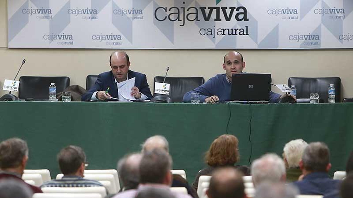 Javier Leal y Zacarías Maestro durante la conferencia de ayer en el Aula Agraria de la Fundación Caja Rural.-RAÚL G. OCHOA