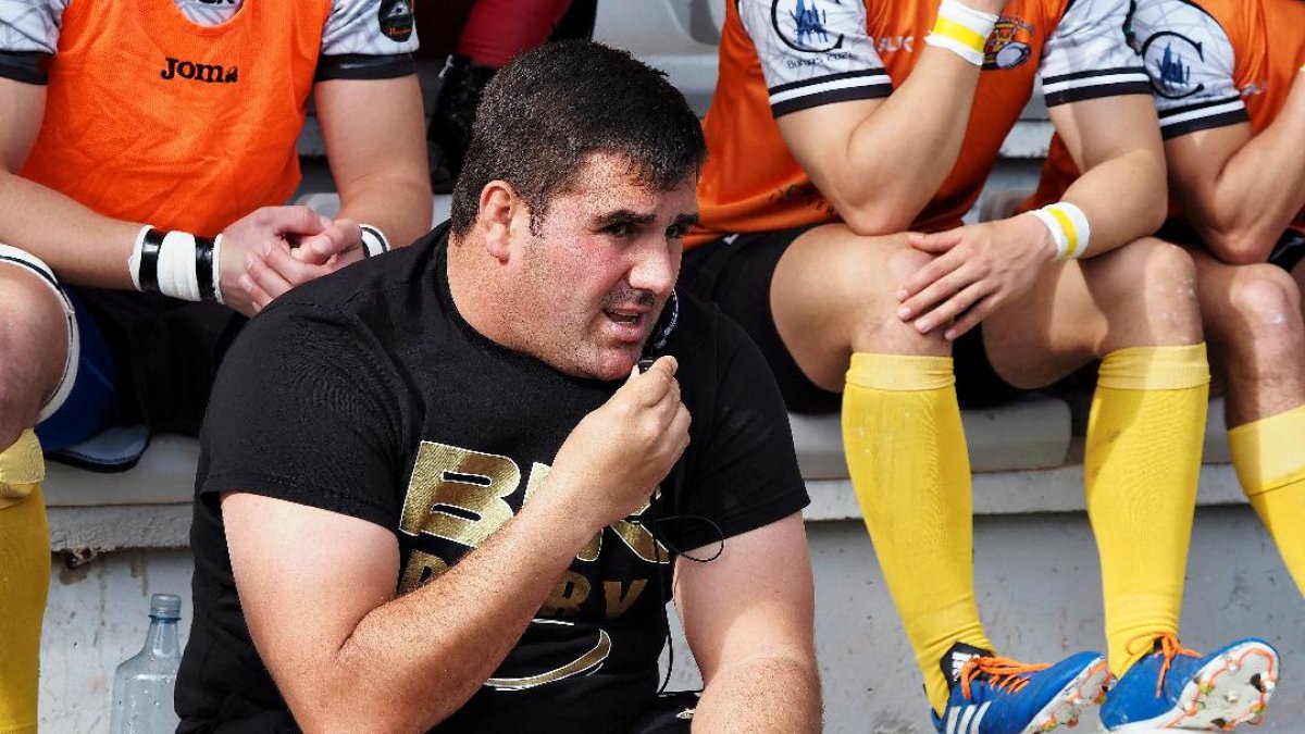 Juan González, en el banquillo del UBU Colina Clinic durante un patido. EL MUNDO / DIARIO DE VALLADOLID