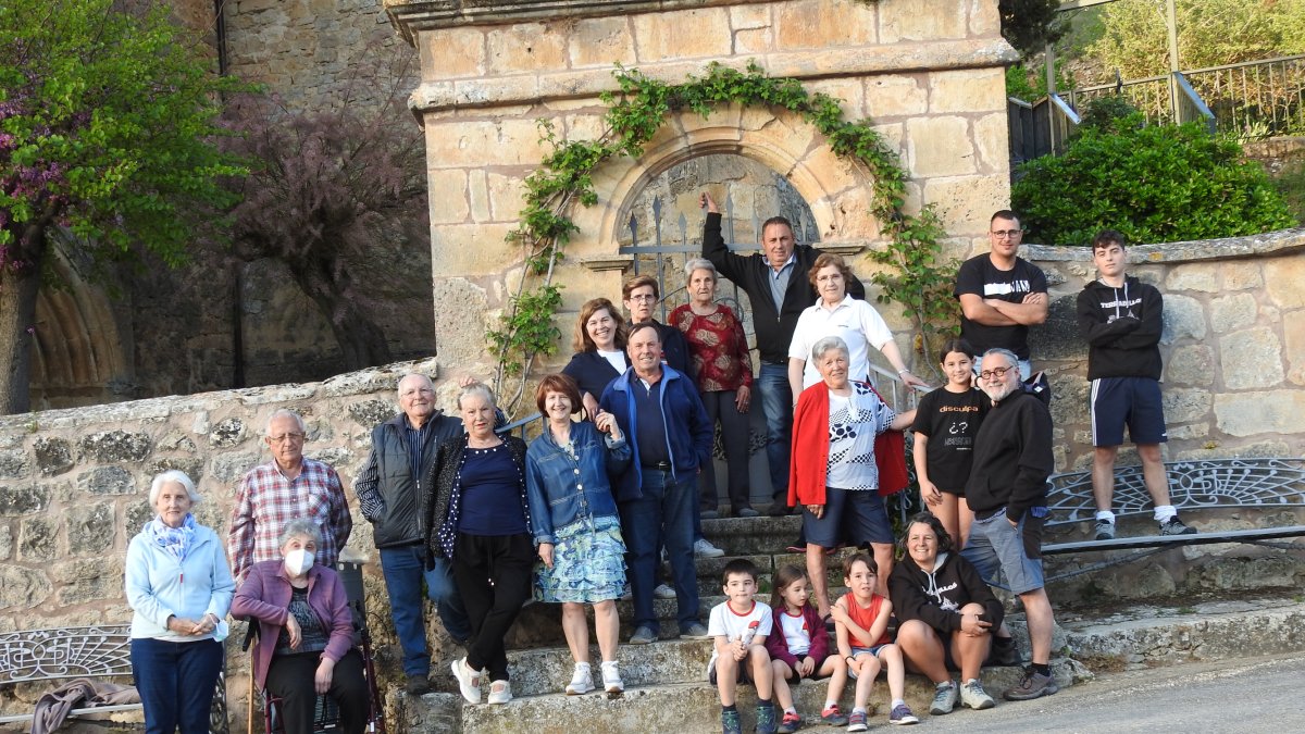 Los vecinos de Terradillos de Sedano un diminuto pueblo de 7 habitantes, buscan dinero para restaurar el retablo de la iglesia. ECB