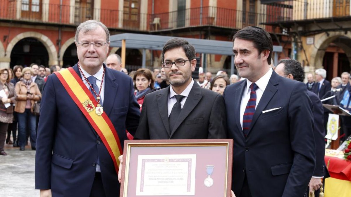 El consejero de Fomento y Medio Ambiente, Juan Carlos Suárez-Quiñones, recibe de manos del alcalde de León, Antonio Silván, la Medalla al mérito de la Policía Local de León que se hace entrega al Servicio de Emergencias de Castilla y León 112-Ical