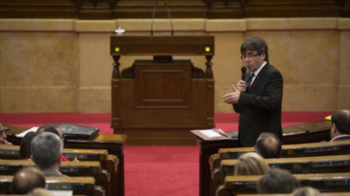 Carles Puigdemont, en el pleno del Parlament.-ALBERT BERTRAN