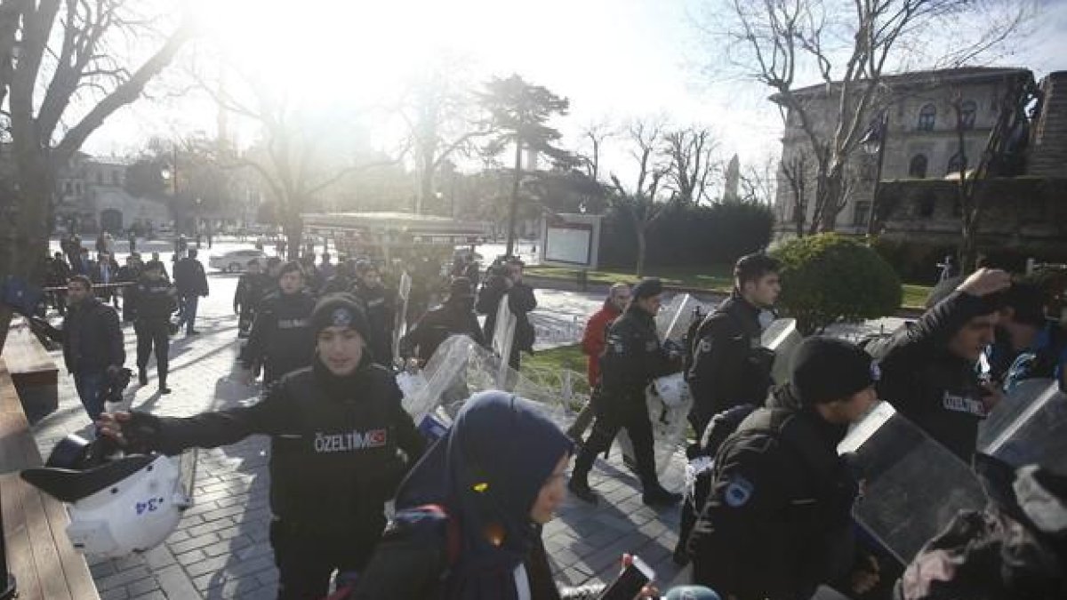 La policía acordona la zona de la explosión en Estambul.-REUTERS / OSMAN ORSAL